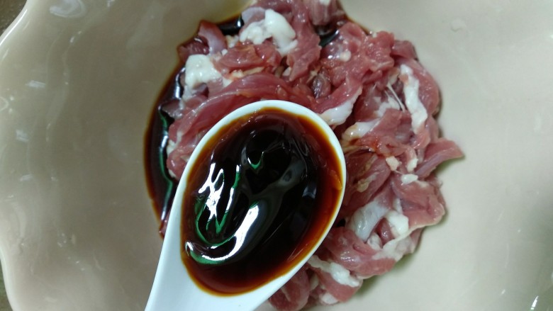 绿色美食+蒜苔炒肉丝,加入<a style='color:red;display:inline-block;' href='/shicai/ 721'>蚝油</a>搅匀腌制10分钟。