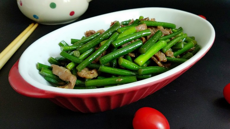 绿色美食+蒜苔炒肉丝,简单美味。