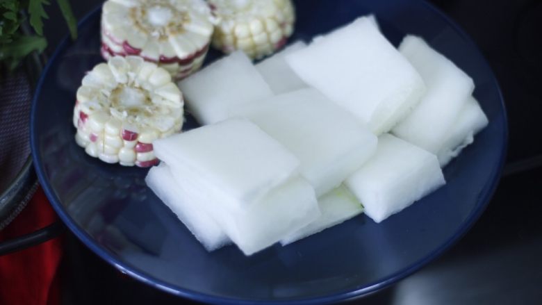低卡胶原蛋白排骨火锅,冬瓜去皮切块,也尽量厚点,玉米也切块,玉米比其他的食材禁得住煮,要第一个丢下锅。