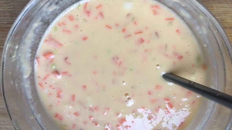香菜胡萝卜鸡蛋饼,然后加入50ml水,把鸡蛋糊调稀