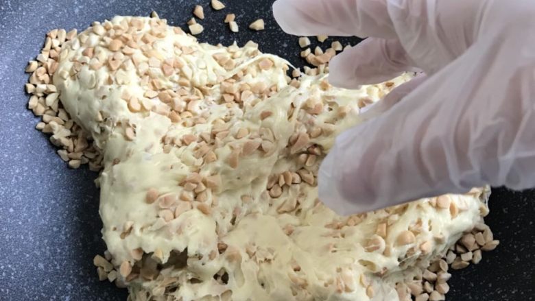适合新手的原味花生牛轧糖,可以带手套用手揉揉,可能会有一点烫