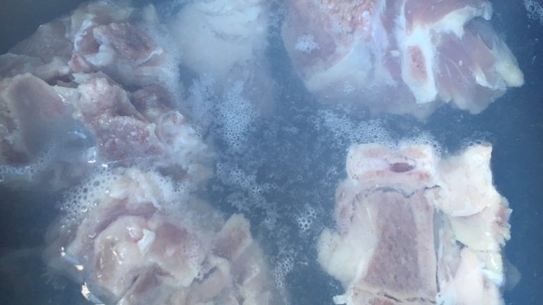 墨鱼干烧肉,排骨冷水下锅烧开煮两分钟,捞起洗净沥干水分