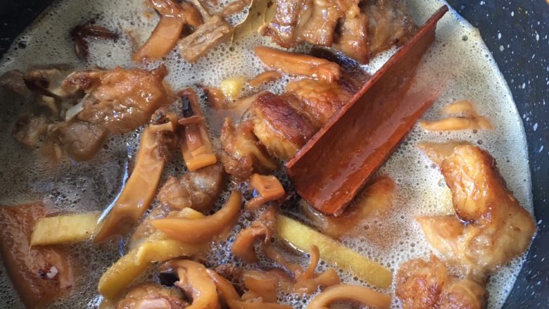 墨鱼干烧肉,让肉浸没在汤汁里,可以适当加点开水