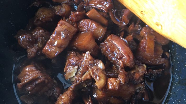 墨鱼干烧肉,最后大火翻炒上色收汁,尝味道可以放点盐