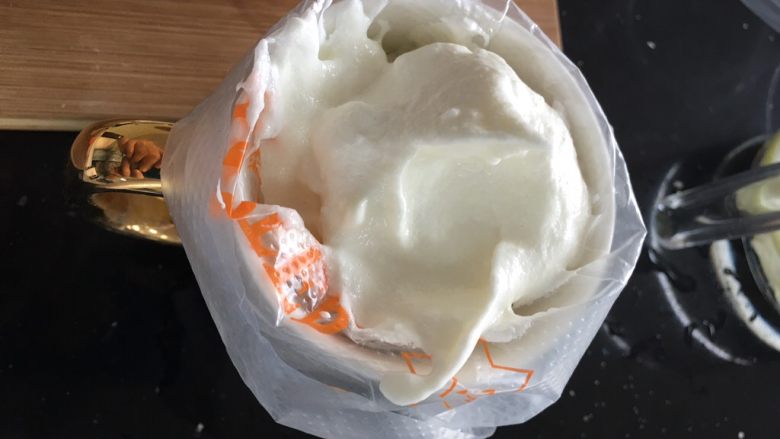 宝宝版酸奶溶豆,把裱花袋套在杯子上,装入蛋白糊,可以在变化袋头部放一个裱花嘴