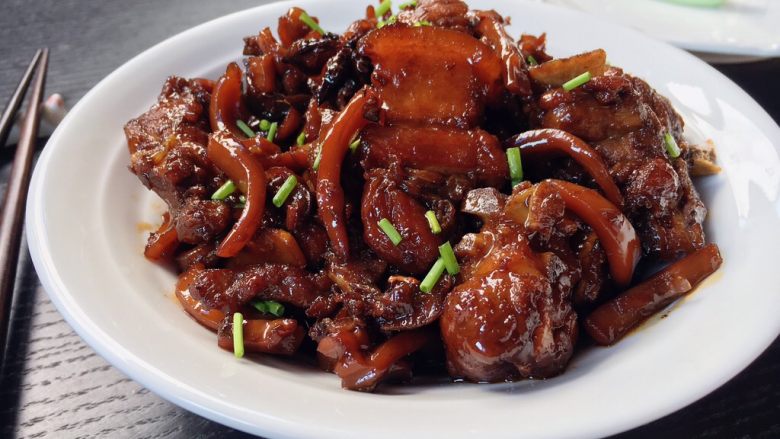 墨鱼干烧肉,出锅吧,撒葱花