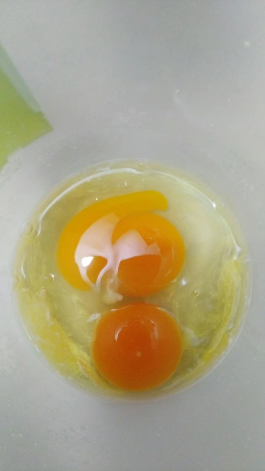 蛋挞,将所需食材均匀的混合在一起