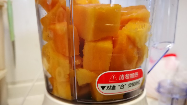甜蜜饮食:芒果果酱,果肉放进料理机进行搅拌(喜欢有颗粒感的同学们可以不用打得那么碎,或者切成小块,直接下锅即可)