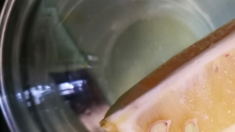 甜蜜饮食:芒果果酱,我们提前切好一个柠檬,挤压取汁