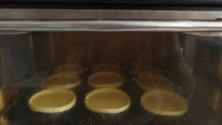 蛋挞,烤箱220℃预热五分钟，然后将蛋挞依次放入烤箱，先在最底部烤10分钟，让底部挞皮松脆，然后中部烤10分钟左右，视不同的烤箱温度而定时间，直到表面金黄上色～