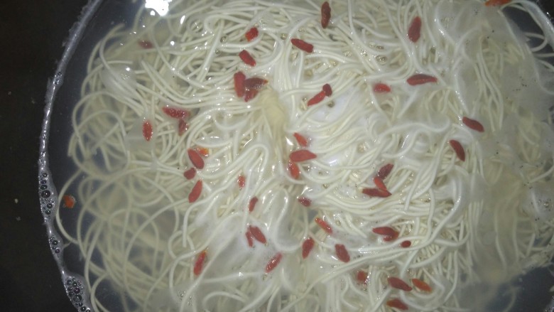 面条🍜,均匀撒入<a style='color:red;display:inline-block;' href='/shicai/ 673'>枸杞</a>