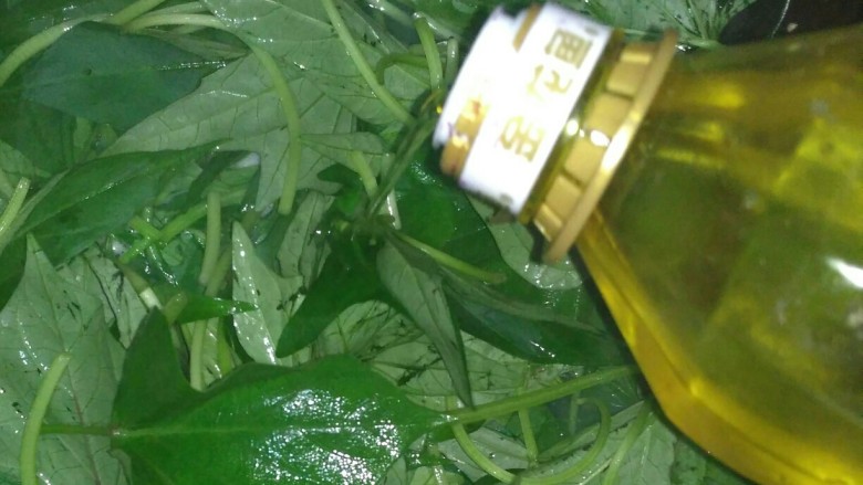 面条🍜,加油,但是不要只往一处倒,像画圈圈一样,倒上两三圈就好了,不倒的话菜会老