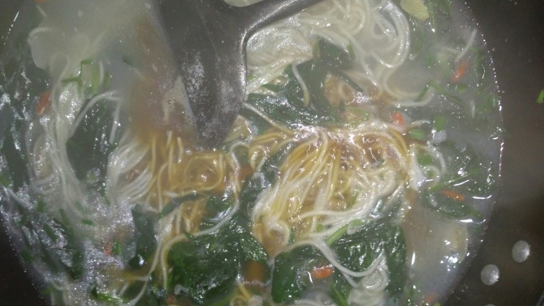 面条🍜,加盐，<a style='color:red;display:inline-block;' href='/shicai/ 692'>酱油</a> 加两勺左右的<a style='color:red;display:inline-block;' href='/shicai/ 692'>酱油</a>，盐视情况而定，实在不知道加多少的，就先加小半勺，搅匀后自己亲自尝尝，然后如果不够咸的话再一点一点的加