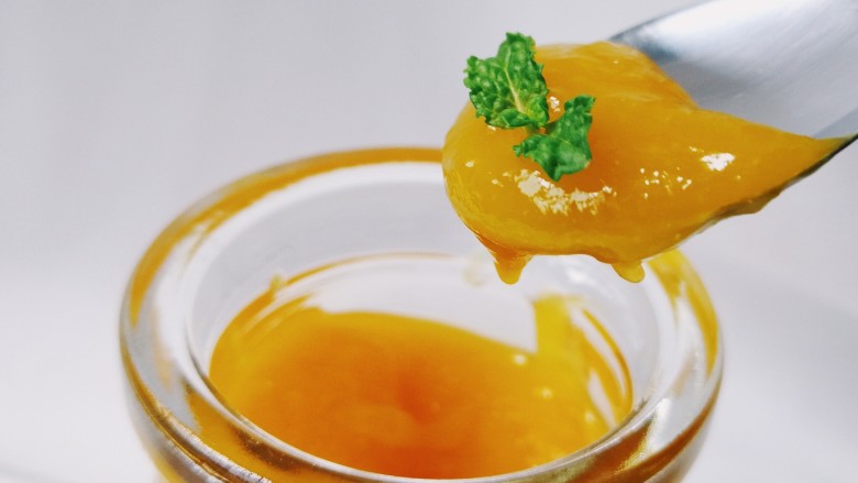 甜蜜饮食:芒果果酱,这个方子的量,我用了100ml一个的小玻璃瓶,装了整四瓶,每瓶110g左右。
有没有很简单呢!😘