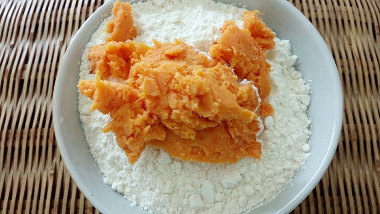 爱心豆沙包,加入到面粉中