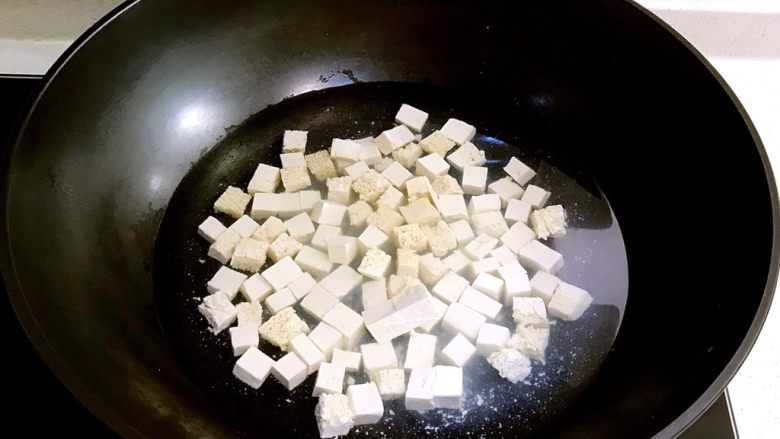 肉末豆腐,把浸泡好的豆腐切成1㎝见方的小丁,焯水1分钟