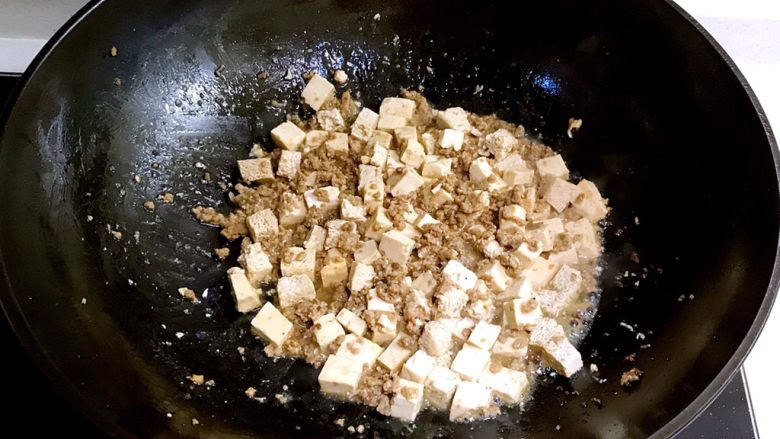 肉末豆腐,把淀粉液倒入锅中,勾汁