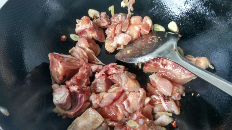 土豆烧鸡块,倒入腌制好的<a style='color:red;display:inline-block;' href='/shicai/ 104'>鸡块</a>,翻炒。
