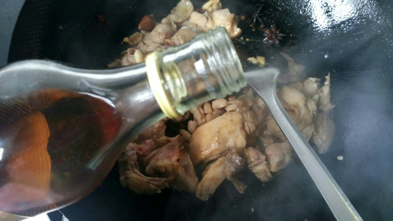 土豆烧鸡块,加入料酒,<a style='color:red;display:inline-block;' href='/shicai/ 692'>酱油</a>,继续翻炒。