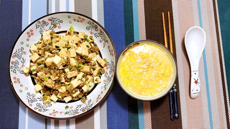 肉末豆腐,配上一碗玉米燕麦粥就是一顿非常完美的早餐!