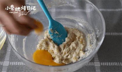 香蕉又有新套路啦,这次保证你满意,加入蛋黄,用力搅拌均匀,形成粘稠的面糊。