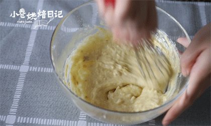 香蕉又有新套路啦,这次保证你满意,加入蛋黄,用力搅拌均匀,形成粘稠的面糊。
