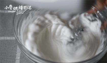 香蕉又有新套路啦,这次保证你满意,打发蛋白,分三次加入白砂糖,打发至小弯勾。