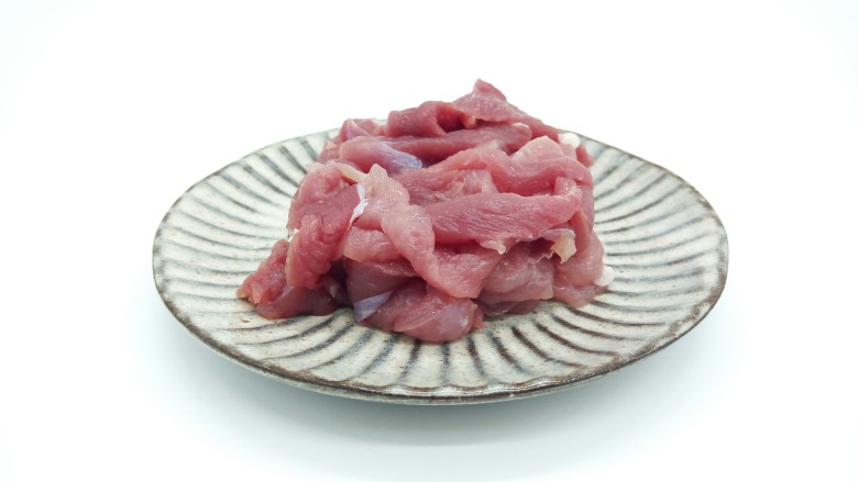 绿色美食+大杂烩年糕汤,<a style='color:red;display:inline-block;' href='/shicai/ 429'>瘦肉</a>切细丝，加<a style='color:red;display:inline-block;' href='/shicai/ 718'>料酒</a>，<a style='color:red;display:inline-block;' href='/shicai/ 788'>生抽</a>，<a style='color:red;display:inline-block;' href='/shicai/ 829'>十三香</a>，淀粉少许，腌制一下