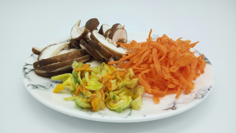 绿色美食+大杂烩年糕汤,香菇,胡萝卜,南瓜花方便切好