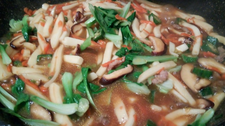 绿色美食+大杂烩年糕汤,适量清水,煮开加青菜烫熟,就鸡粉就可以。