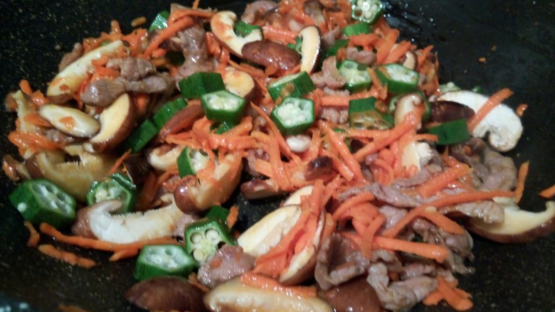 绿色美食+大杂烩年糕汤,再加胡萝卜丝,香菇丝,秋葵翻炒
