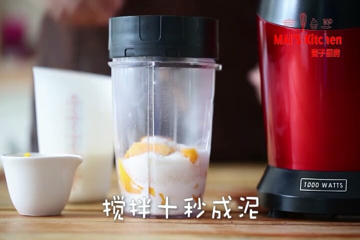 完美的热带组合!芒果椰奶冰淇淋,放入料理机杯中