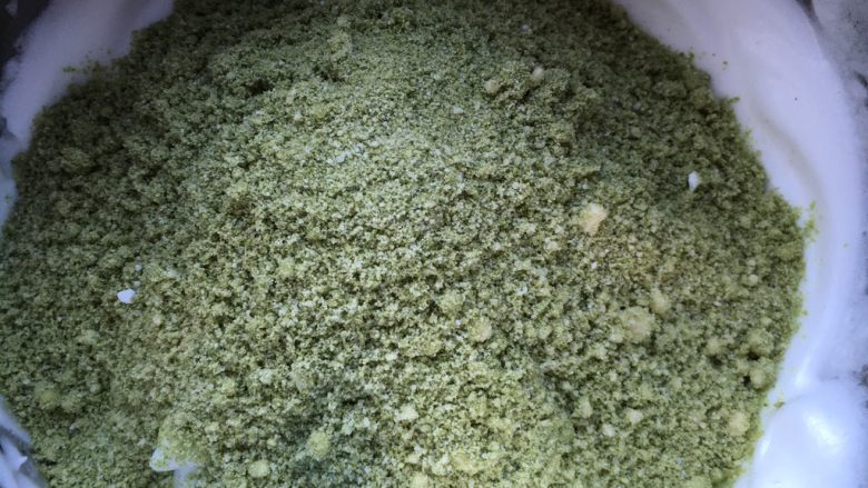 #绿色美食#抹茶红豆小圆饼干,加入混合好的粉类,翻拌均匀