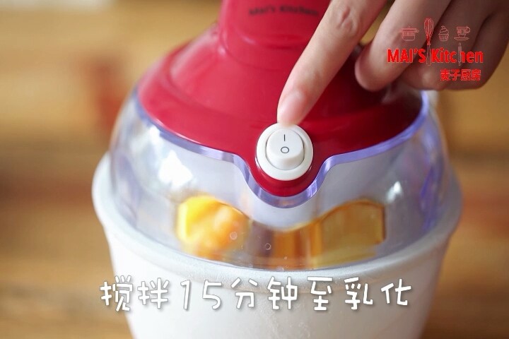 完美的热带组合!芒果椰奶冰淇淋,开机搅拌15分钟至乳化。
