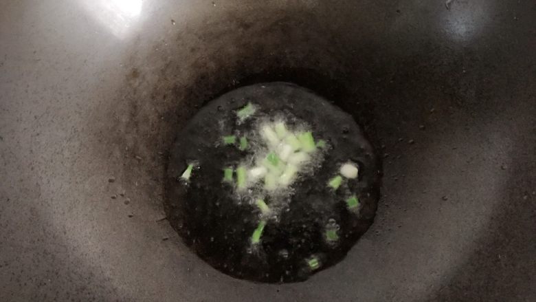 酱烧杏鲍菇,炒锅倒入适量油烧热,下入切好的葱白爆香。