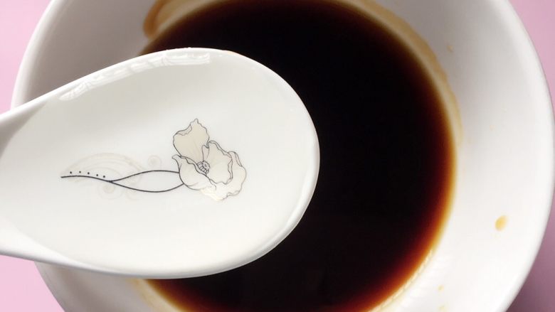 酱烧杏鲍菇,再加入三大勺清水,拌匀成酱汁备用。