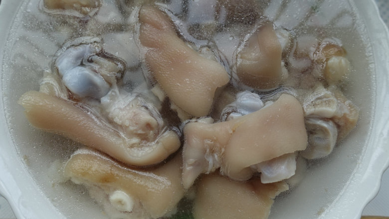 红酒焖烤猪蹄,煮开后取出猪蹄,冲冷水,洗去多余的油脂;
