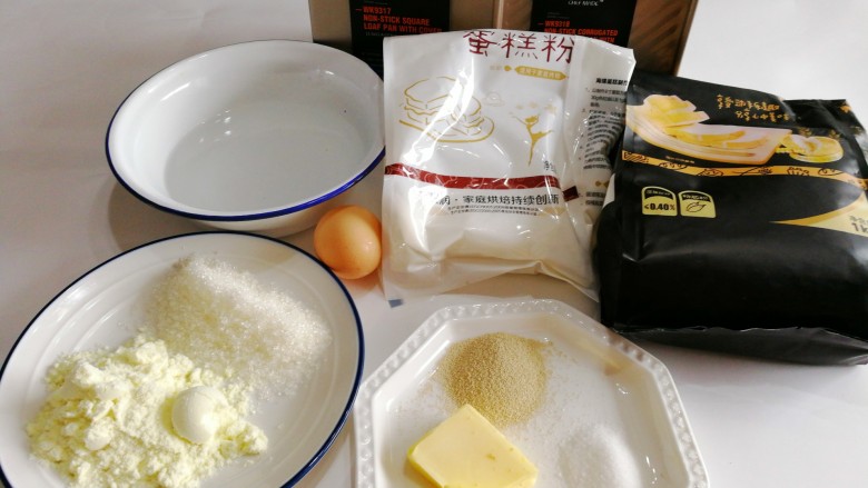 芝麻酱小土司,准备好原材料,南方天气热,继续采用后油后盐后酵母法操作。