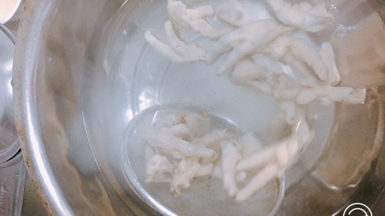 泡凤爪,鸡爪煮开后继续煮六分钟左右,捞出放入凉水里