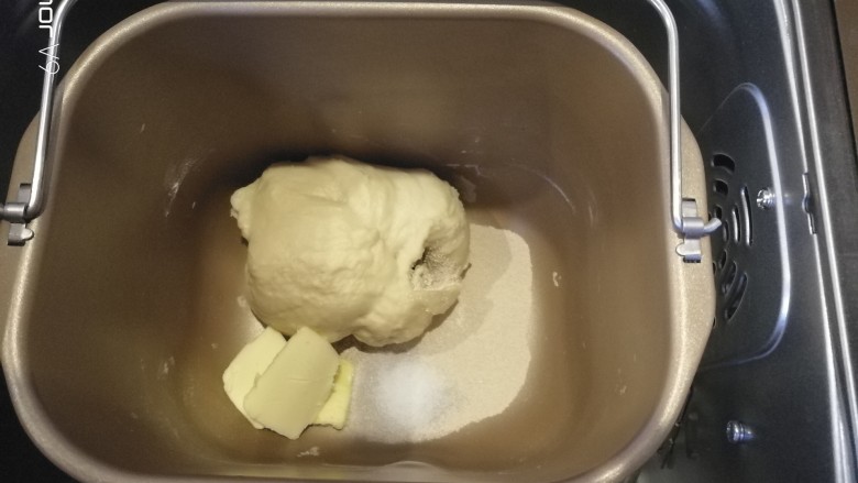 芝麻酱小土司,然后放入酵母,黄油,盐继续揉10分钟。