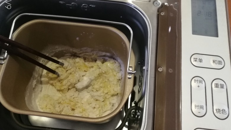 芝麻酱小土司,用筷子稍微搅拌,用10档揉面15分钟。