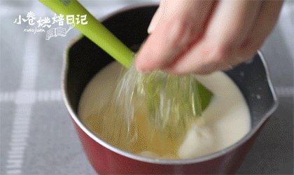 奶味橙香|小清新甜品来一打,趁热放入泡软的吉利丁片,搅拌融化。