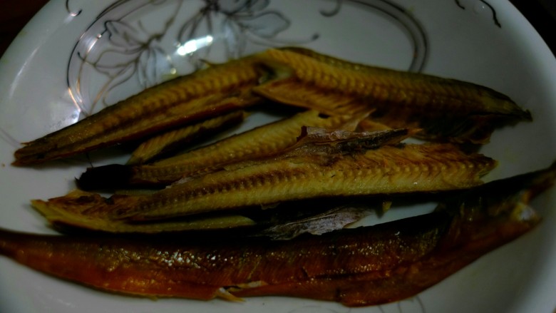 凉拌黄瓜熏鱼🐠,熏鱼刨开,去掉里面的骨刺,鱼肉白生生的很有食欲吧。
