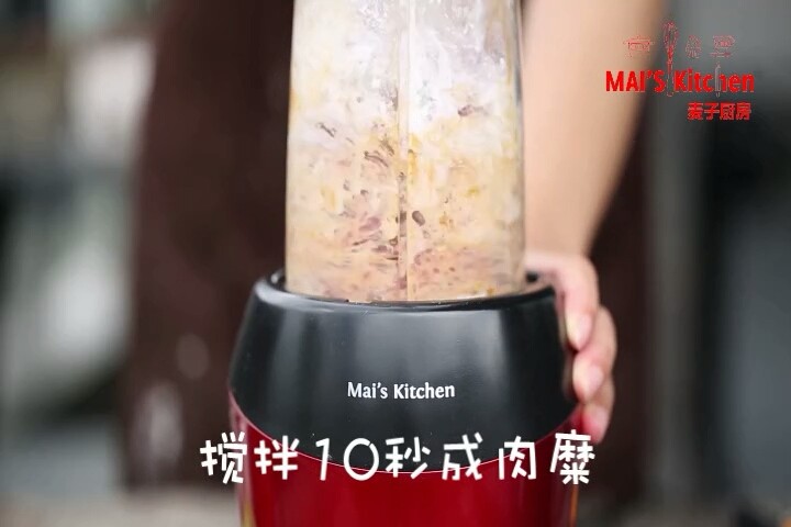 无添加低脂 | 黑胡椒脆皮牛肉肠,启动机器搅打10秒成肉糜。