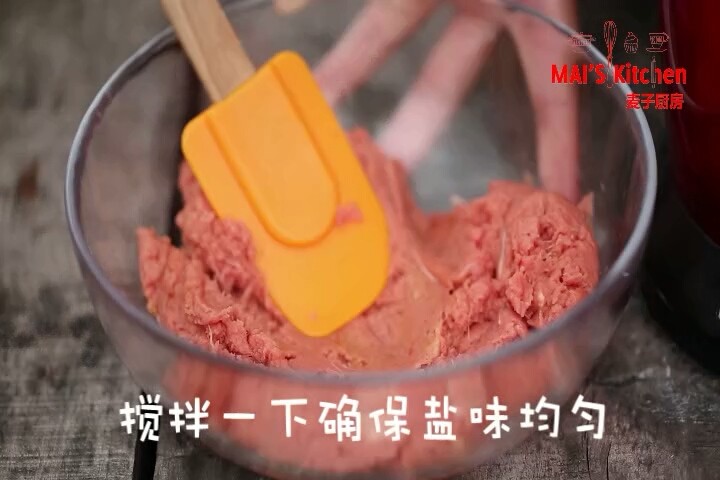 无添加低脂 | 黑胡椒脆皮牛肉肠,将肉糜到入料理盆中,搅拌一下,确保盐味均匀。