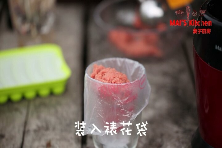 无添加低脂 | 黑胡椒脆皮牛肉肠,将肉糜装入裱花袋中，剪小口，挤入麦子厨房香肠模具中，入锅中火蒸15分钟。