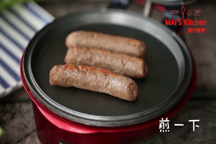 无添加低脂 | 黑胡椒脆皮牛肉肠,煎一下，搭配蔬菜食用，Q弹弹牙！