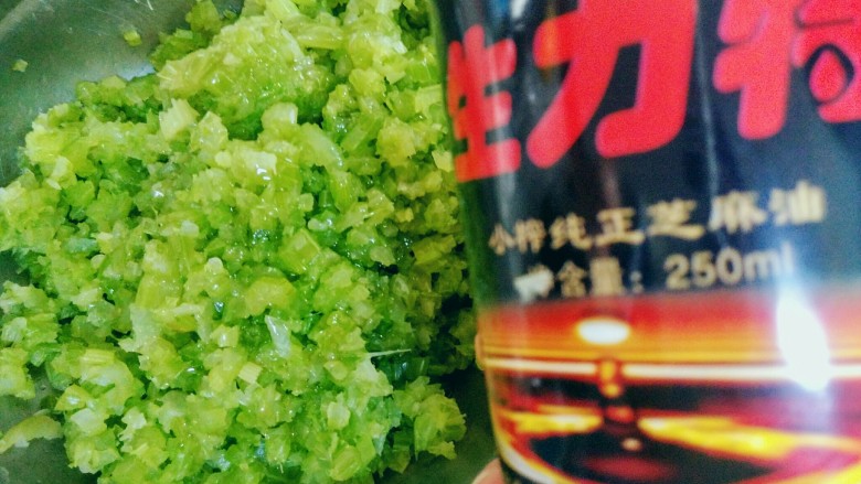 芹菜猪肉馅煎包,在芹菜碎中,加入2汤勺<a style='color:red;display:inline-block;' href='/shicai/ 847'>香油</a>,拌匀备用。