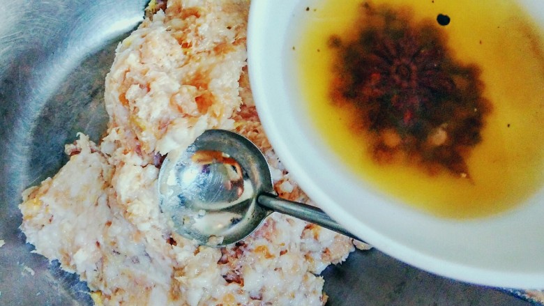 芹菜猪肉馅煎包,将煮好放凉的八角、花椒水倒入肉馅中。注意:八角和花椒,不要放入。