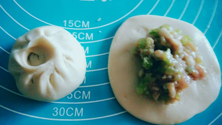芹菜猪肉馅煎包,这时将芹菜和猪肉馅,顺一个方向搅拌均匀。取一个剂子,擀成中间厚、边缘薄的面皮,包入肉馅成包子。用手将包子,稍微按扁一点。